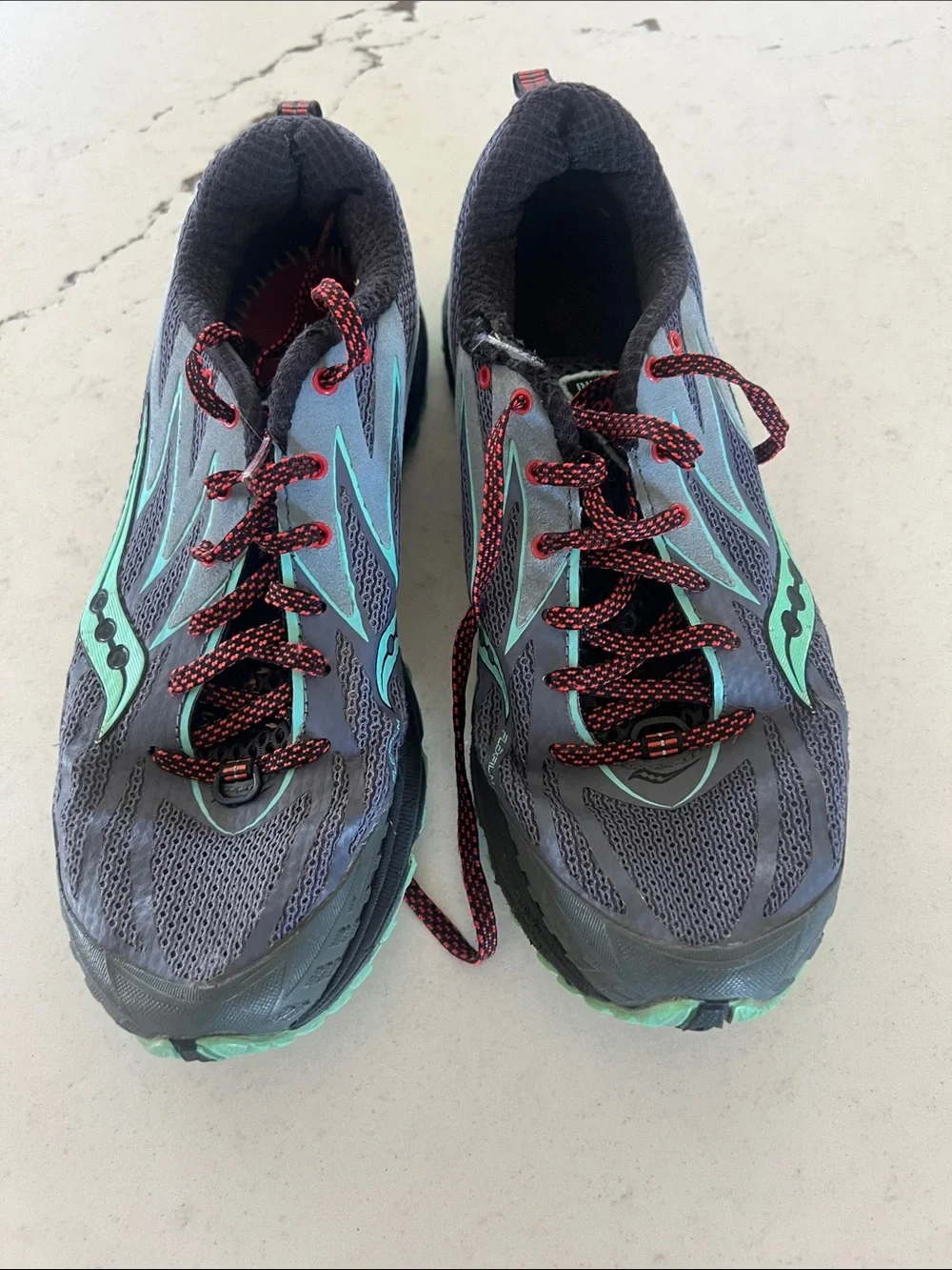 Saucony Peregrine 5 Women's Gray & Mint Green Trail shoe  size 8. Classic shoe.